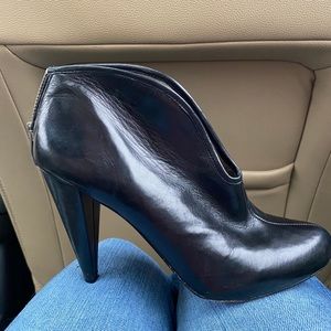 Vince Camuto 8.5 Black Booties